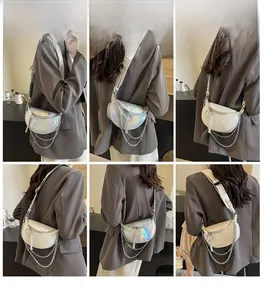 Détails de sacs selle holographiques et crème avec des bandoulières en chaîne chic