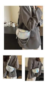 Détail d'un sac demi-lune argenté laser avec effet holographique et coutures en chevrons
