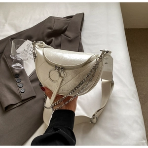 Détail du sac demi-lune blanc perle en cuir plissé avec bandoulière chaîne argentée