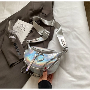 Détail du sac demi-lune argent laser avec chaîne métallique et gaufrage de la marque