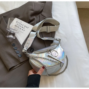 Détail du sac demi-lune argent laser avec matelassage losange et bandoulière