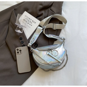 Détail du sac selle argenté irisé avec texture matelassée et chaîne métallique