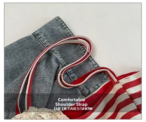 Detailopname van de comfortabele rood-wit gestreepte canvas shopper schouderbanden
