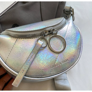 Détail du sac selle argenté irisé présentant une texture de pierre et des anneaux