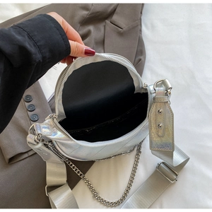 Détail intérieur du sac croissant holographique avec chaîne et bandoulière large