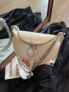 Sac Bandoulière Femme Décontracté Demi-Lune Cuir PU Premium Chaîne Élégante Large Sangle Sac Selle Holographique Sac Épaule