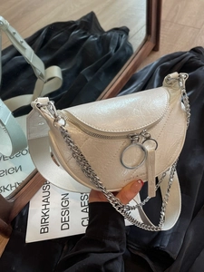 Sac croissant crème chic avec chaîne argentée et texture plissée au fini brillant