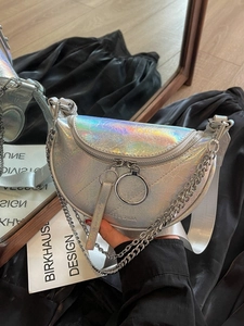 Sac demi-lune holographique argenté avec chaîne et large bandoulière réglable