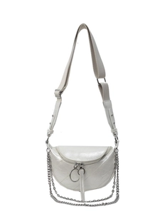 Sac bandoulière demi-lune blanc perlé avec large sangle et chaîne métallique décorative