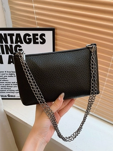 Minimalistische schwarze Umhängetasche mit Litschi-Muster und silberner Kette