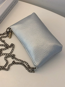 Silberne Crossbody-Tasche aus genarbtem Leder mit Metallic-Finish und Bronzekette