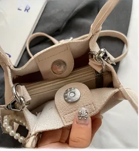 Détail intérieur du mini sac cabas avec fermeture magnétique et finitions argentées
