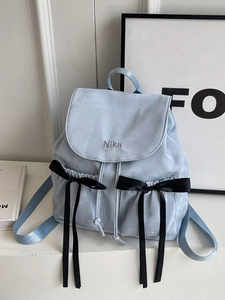 Zaino azzurro grande capacità da donna con ricamo Nika e fiocco in nastro nero