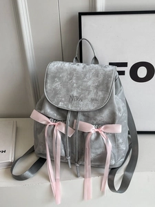 Zaino in velluto grigio con fiocchi in seta rosa e ricamo NiKa per il viaggio