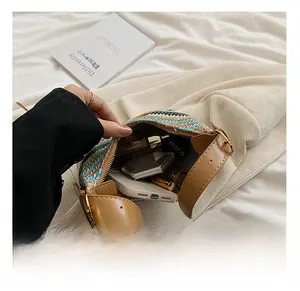 Vue intérieure de la capacité de stockage d'un sac bandoulière en paille tressée