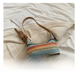 Vue détaillée du tissage arc-en-ciel et de la bandoulière en cuir du sac à main