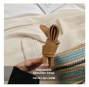 Gros plan sur la bandoulière réglable en cuir marron d'un sac à main tissé