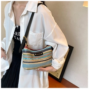 Détail du sac à bandoulière tissé arc-en-ciel bohème avec rayures et lanière en cuir