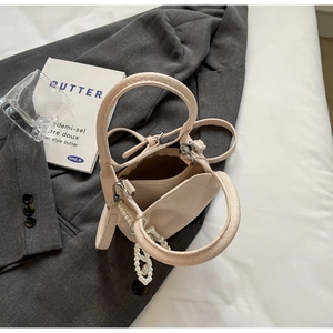 Détail du mini sac cabas beige en cuir grainé avec charm cœur et poche intérieure zippée