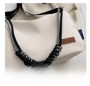 Détail du sac cabas en toile avec poignée en corde tissée et étiquette de logo KEFEIR