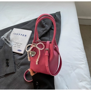 Mini sac cabas en cuir rose avec breloque nœud en perles et pendentif cœur argenté