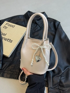 Sac Seau en PU à Grain de Litchi Pour Femmes Avec Nœud en Künstliche Perles Pendentif Cœur Sac à Bandoulière Doux Pour le Quotidien