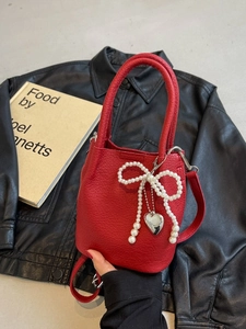 Sac seau rouge en cuir grainé avec nœud en perles et breloque cœur pour femme