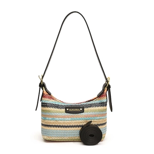 Sac bandoulière tissé à rayures colorées avec bandoulière en cuir noir sur fond blanc