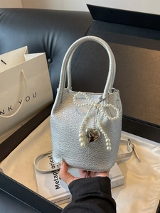 Sac seau argenté métallisé avec nœud en perles et pendentif cœur pour femme