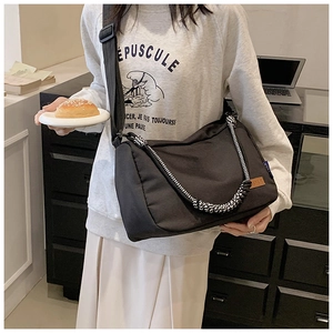 Détail du sac fourre-tout en toile noire avec corde tressée décorative noire et blanche