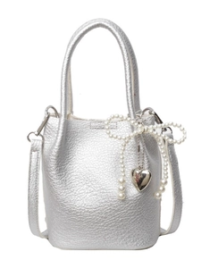 Sac seau en cuir argenté avec nœud en perles et breloque cœur pour femmes