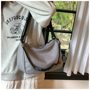 Détail du sac cabas en nylon gris avec poignées en corde tressée pour le quotidien