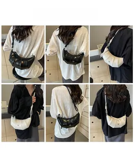 Vue détaillée des sacs croissant en noir et blanc crème en similicuir verni brillant