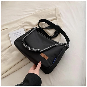 Détail du sac cabas noir en toile avec poignées tissées et écusson KEFEIR en cuir