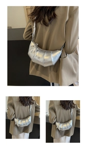 Détail du sac croissant argenté avec texture métallisée plissée et bandoulière réglable