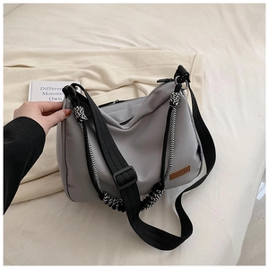 Détail du sac cabas en nylon gris imperméable avec sangle et cordon de décoration