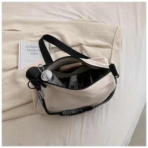 Vue détaillée de l'intérieur spacieux du sac en toile avec poches pour accessoires