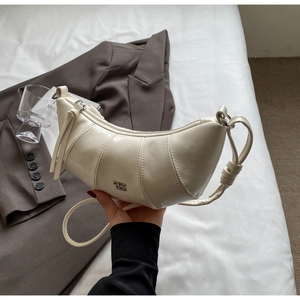 Détails du sac croissant crème en similicuir plissé avec bandoulière à nœud décoratif