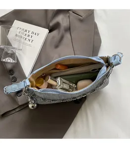 Vue détaillée du compartiment intérieur spacieux du sac sous le bras bleu clair pour femme