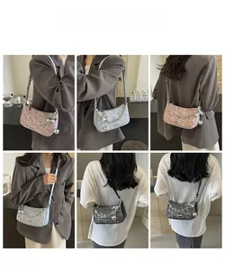 Détail du sac baguette en tweed avec chaîne argentée et breloque nœud en trois couleurs