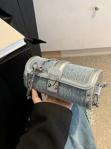 Borsa a cilindro in denim blu con strass e fibbia a M argentata con catena