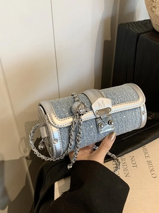 Borsa a cilindro in denim con strass e tracolla a catena in stile New Chinese