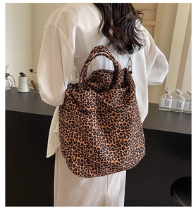 Dettaglio della borsa tote in tela leopardata con tracolla e ganci in metallo argento