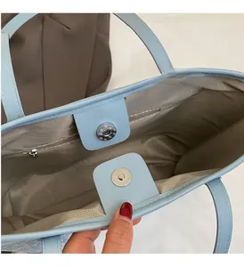 Détail de l'intérieur du sac cabas bleu clair avec fermoir magnétique et poche zippée
