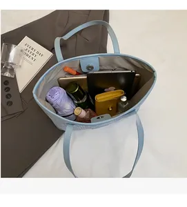 Vue intérieure montrant la grande capacité et le fermoir aimanté de ce sac cabas bleu