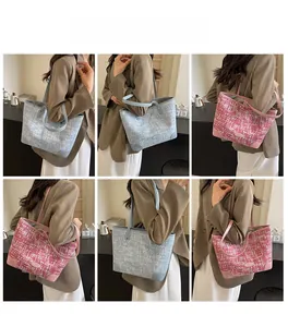 Photos du sac cabas grande capacité en bleu pastel et rose portés par un mannequin