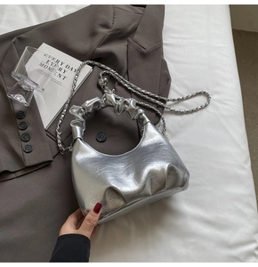 Détail du sac demi-lune argenté plissé avec bandoulière chaîne et anse froissée