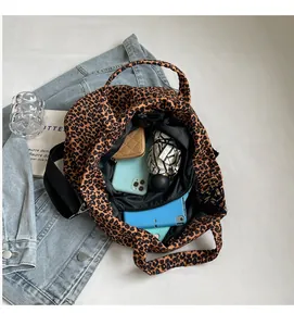 Vista interna di una borsa tote in tela leopardata con grande capacità per vari oggetti