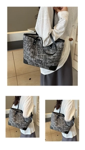 Détails du motif tissé gris et des finitions en cuir noir sur un grand sac cabas