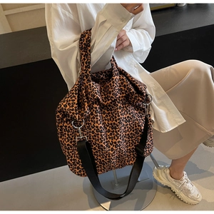 Grande borsa tote in tela con stampa leopardata e tracolla nera regolabile in metallo